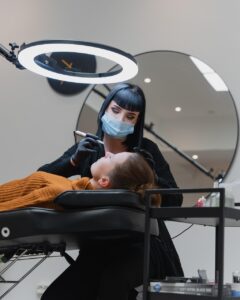 眉毛の白髪を上手に染める方法は？