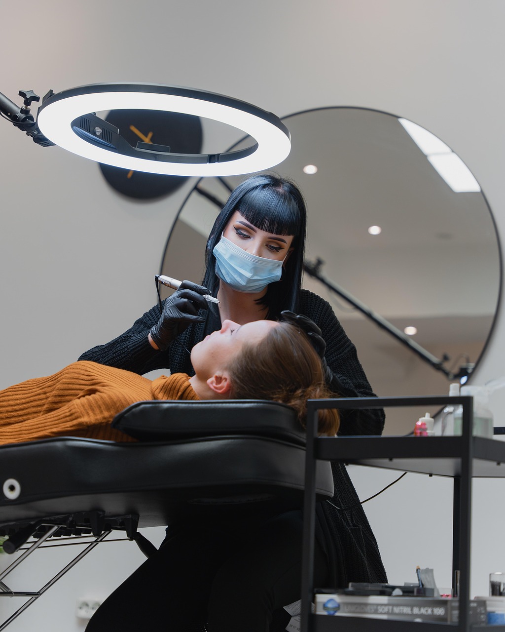 眉毛の白髪を上手に染める方法は？