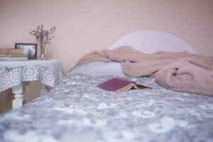 白髪が増えるのは寝具の汚れが関係している？