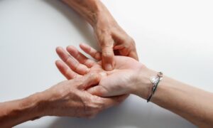 白髪を減らすオイルマッサージの効果的な方法は？