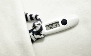 白髪改善に効果的なドライヤーの正しい使い方は？