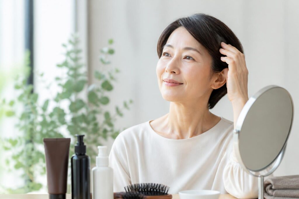 白髪が増えるのは不規則生活が原因？効果的な対策は？