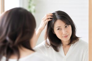 白髪が頭頂部に多い理由と対策は？