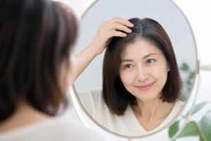 白髪染めで髪を明るくする方法は？